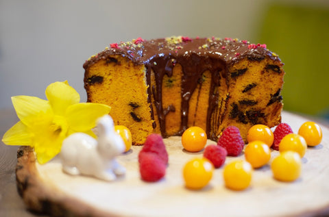 Velykinis pyragas su juodojo šokolado purslais | Namai be gliuteno